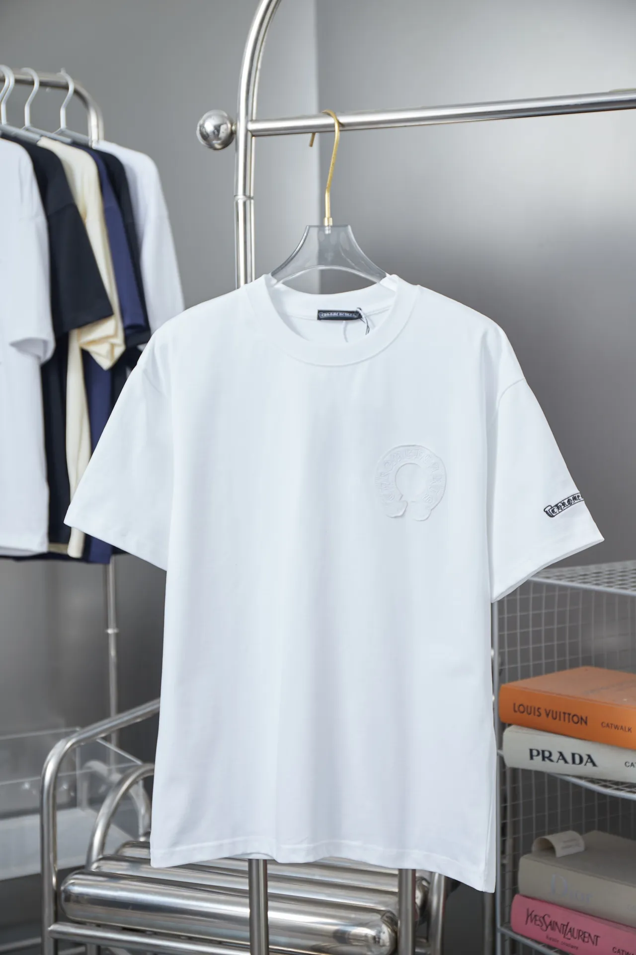 🅿️220 Ch*ome Hearte 25SS early spring new style, appliqué embroidered heart cross short sleeves, light luxury, essential item for daily commuting for men and women, correct version, welcome to compare, detailed features · 320g 100% pure cotton double yarn jersey fabric · Custom dyed in the same vat, special thickened 32 pieces double-strand 1X1 thread · Imported Tajima machine embroidery tatami embroidery ➕This cloth patch embroidery · Hand-stitched Croxin hardware accessories · Hand-made fraying of collar, cuffs and hem · Double-needle stitching across seams · Original main mark, washed tag, branded moisture-proof paper packaging Color: Black/White/Pink Size: S/M/L/XL